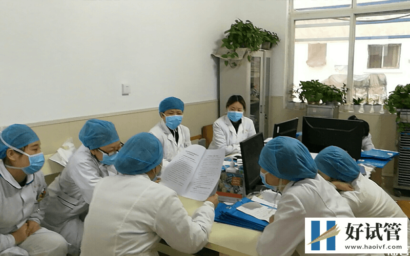 云南大学附属医院试管婴儿指南,助孕费用及成功率公布(图2) 云南大学附属医院医生和护士